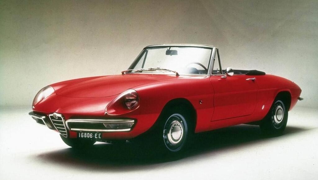 Alfa Romeo Spider 1-ой серии - дизайн икона! 