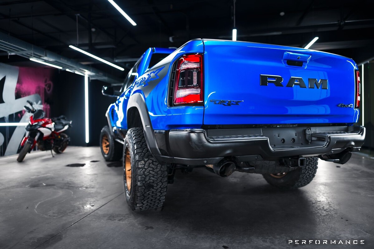 Оклейка автомобиля в пленку Spectroll