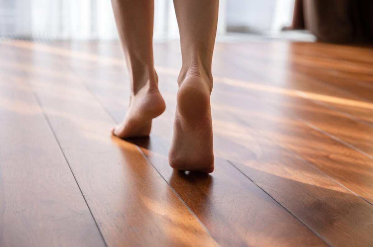 fizkes / Shutterstock / FOTODOM📷Скрип паркета возникает по разным причинам: от износа досок до ошибок при монтажных работах