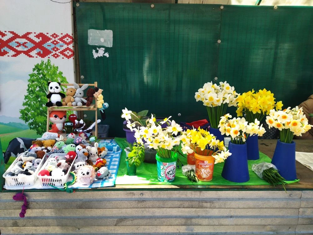 Вот так примерно я торгую на рынке. Игрушек много не беру - продажи не очень, , а ветер, пыль  - не лучшие условия для игрушек.