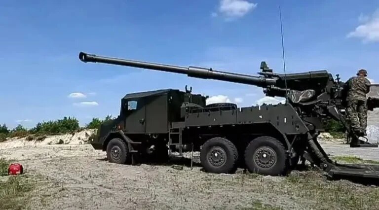 САУ АHS Kryl на полигоне
