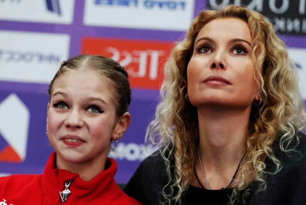 на фото Александра Трусова и Этери Тутберидзе 