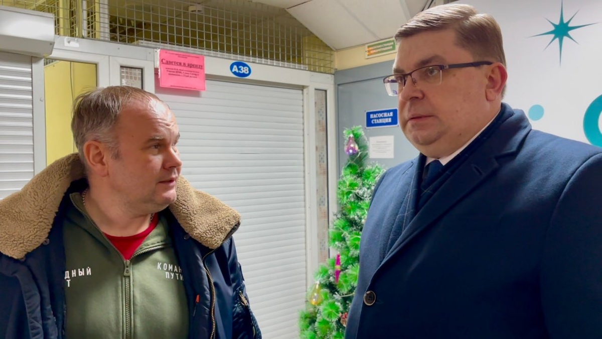    Работу пункта выдачи гумпомощи на Центральном рынке проверил заместитель главы администрации города Курска