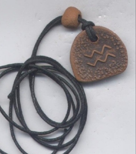 Кулон. Пиктографический символ Водолея. Фотография из открытых источников