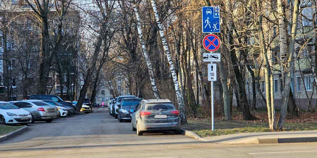 Зачем они ставят автомобили под запрещающий знак?