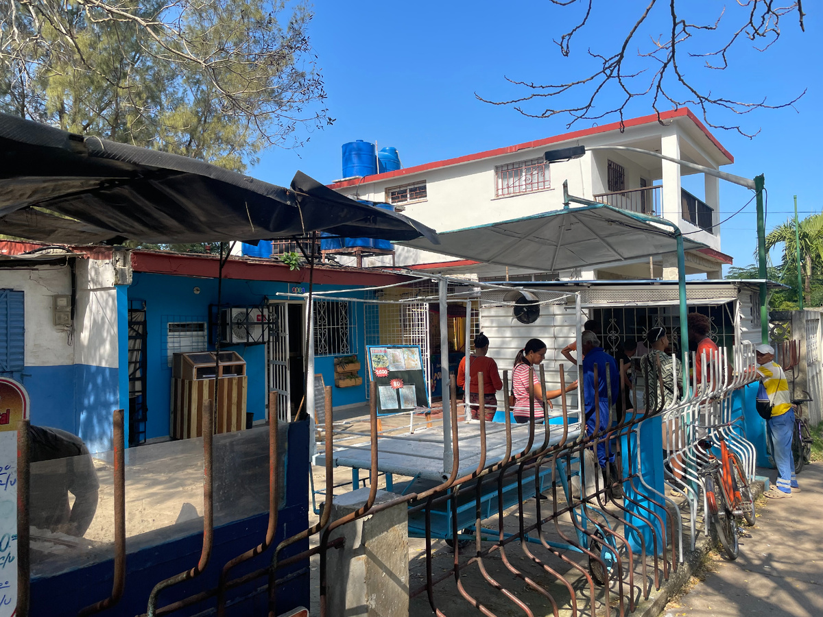 Иногда на Кубе люди продают что-то прямо из окна