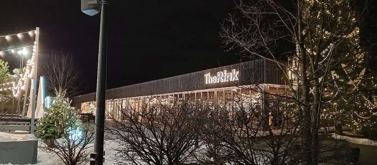 Вам сюда. Касса, раздевалка с прокатом и кафе - всё рядом. Лёд - напротив.