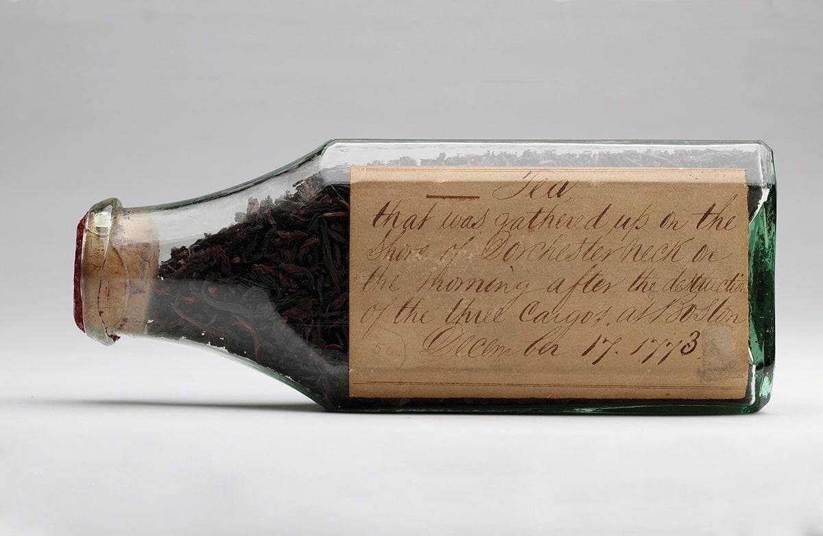 Остатки чая, выброшенного за борт во время Бостонского чаепития 1773 года, выловленные на следующий день.