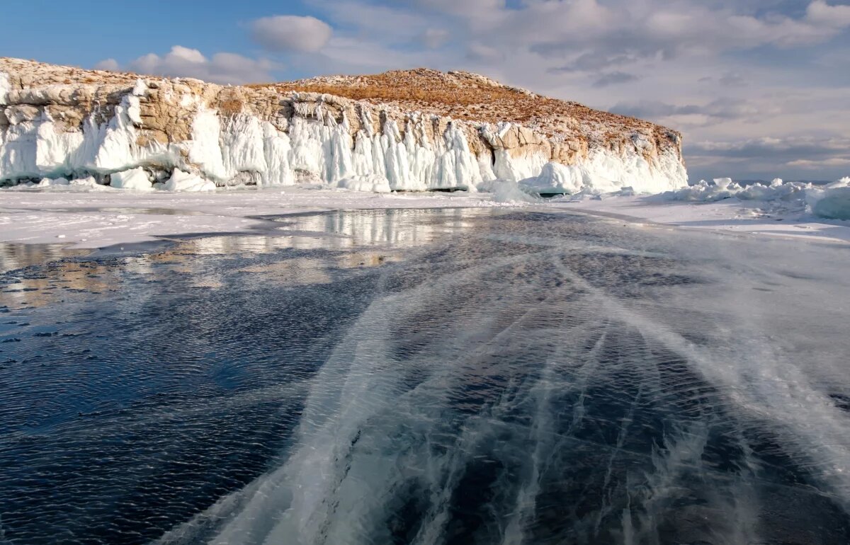    Наплески на острове Ольтрек в проливе Малое море на озере Байкал.