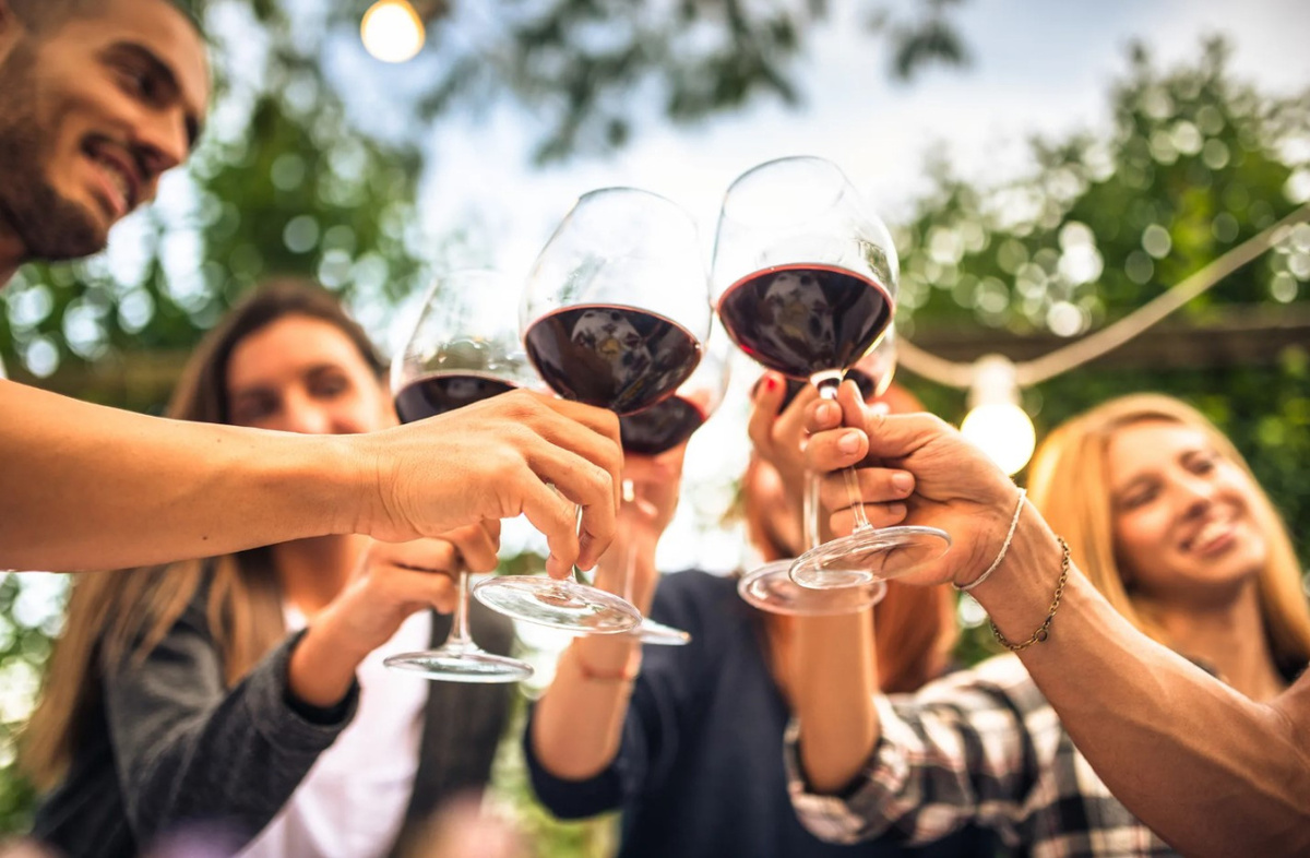 Мы подобрали Топ-10 вин для вечеринки и торжества, которые станут идеальным дополнением к празднику и подарят незабываемые ощущения