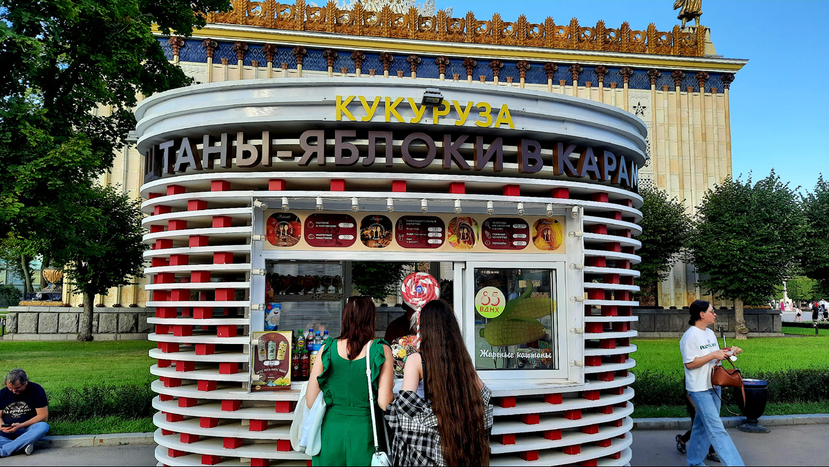 Вот такие палатки на ВДНХ стоят, летнее фото