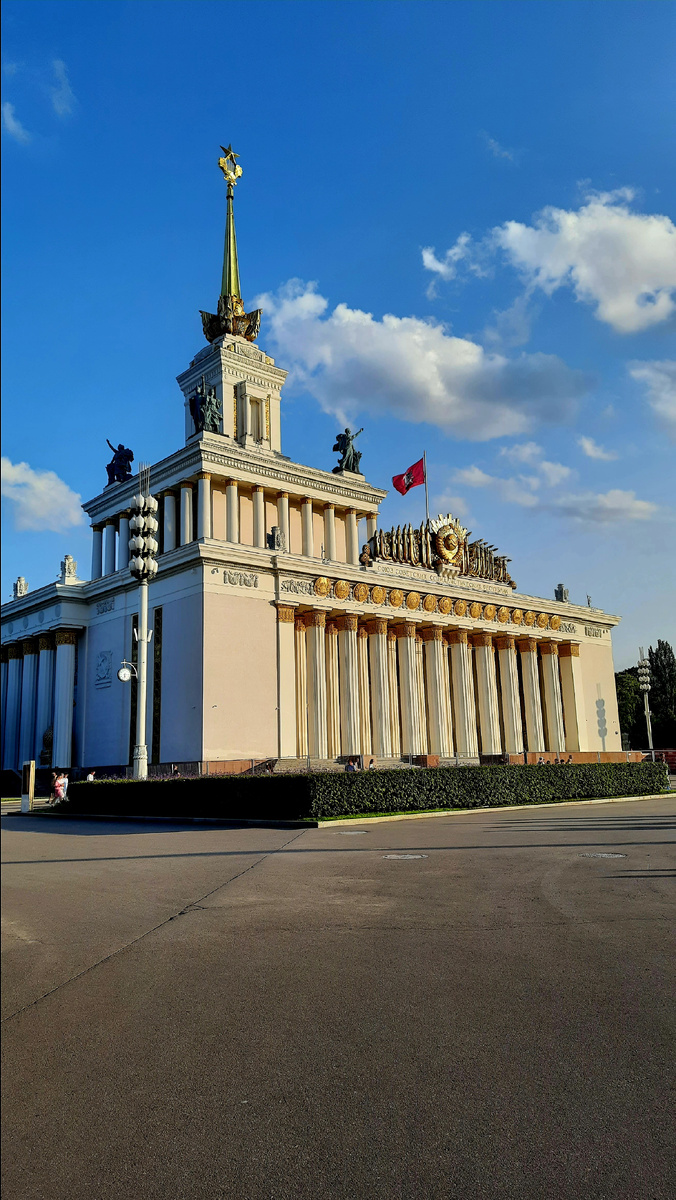 ВДНХ летом, но в нашу весеннюю прогулку все выглядело также, только со снегом