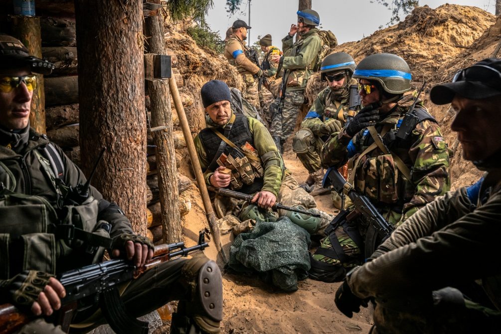  Часть украинских солдат в окопах еще не потеряла боевой дух. Вот только сотни тысяч мобилизованных до фронта так и не доехали, дезертировав из ВСУ. И их число растет.