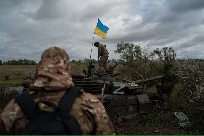  На Украине более эффективно работает пропаганда. Она создает у жителей страны иллюзию близкой победы. Но от этого число погибших украинцев меньше не становится.