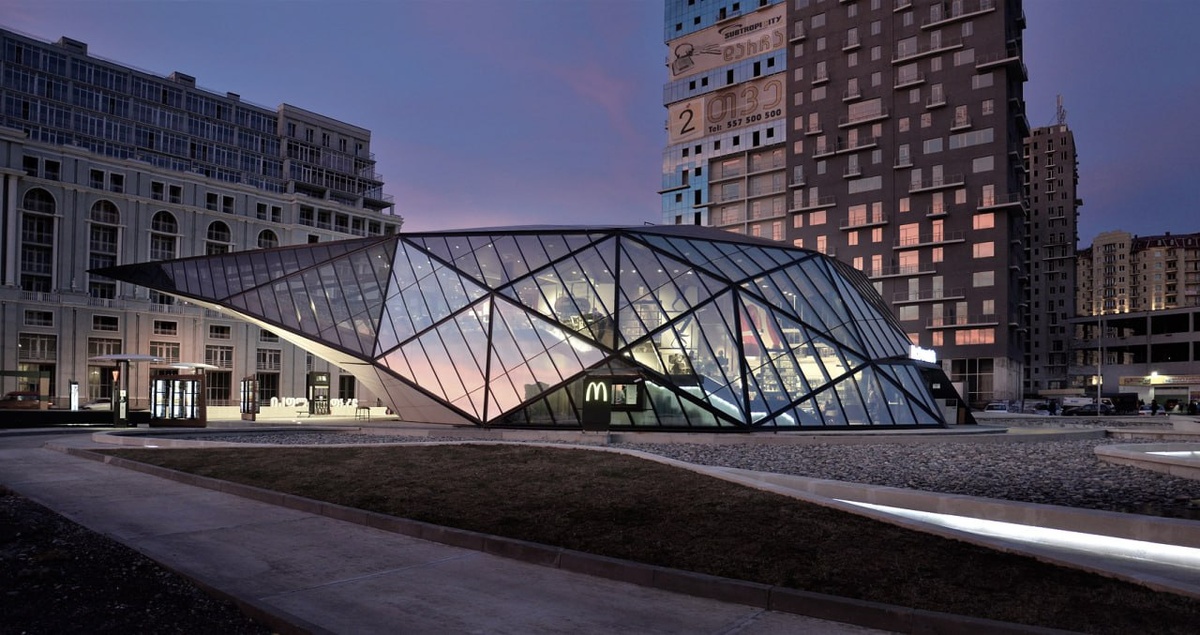 McDonald's в Батуми журналисты описывают как одно из самых захватывающих зданий