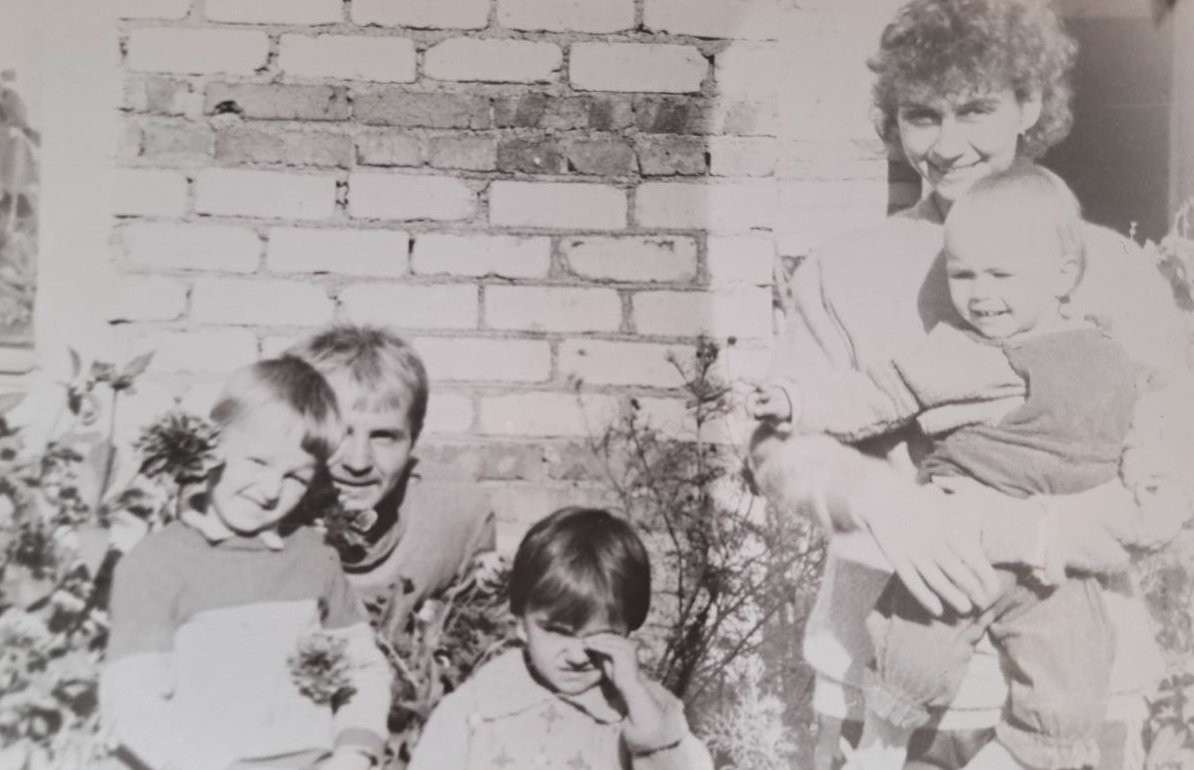 Автор канала тянется за цветочком!