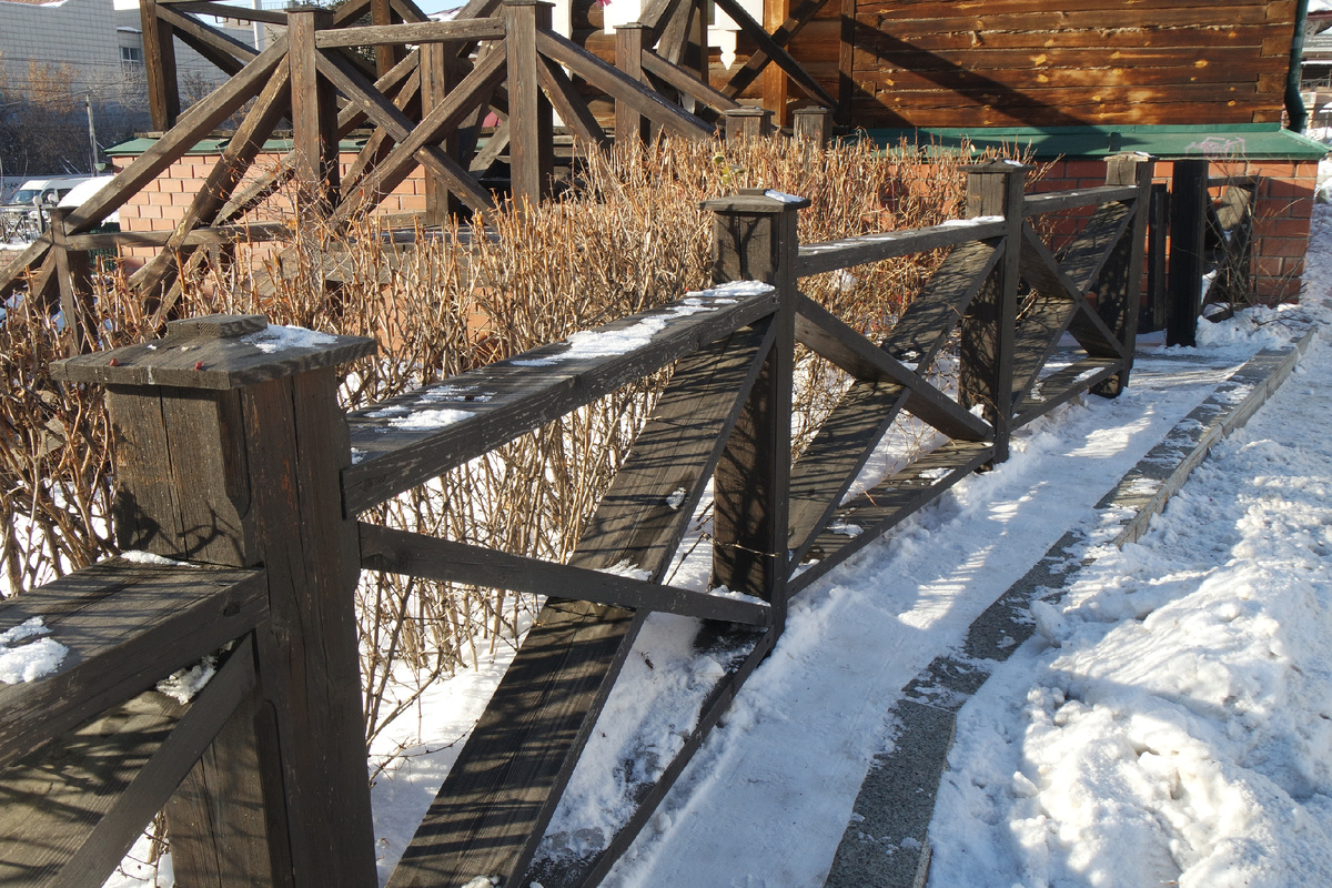 очень понравились эти тени на заборе - не поленилась снять рюкзак и достать камеру