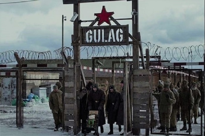 Наверное, кто-то так и представляет ГУЛАГ: снег, колючка, надпись по-английски и видеокамеры