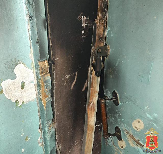 Чтобы попасть внутрь, подозреваемый выбил дверь в колясочной