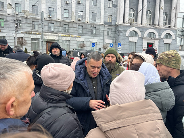    Общение врио губернатора и вышедших на Красную площадь переселенцев заняло около двух часов