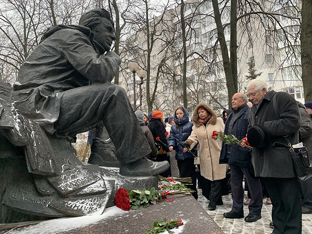    Юбилейные мероприятия 15 января начались у памятника Мастеру рядом с домом, в котором он жил