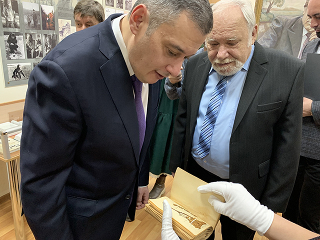    Сын писателя передал в литмузей собранный отцом гербарий