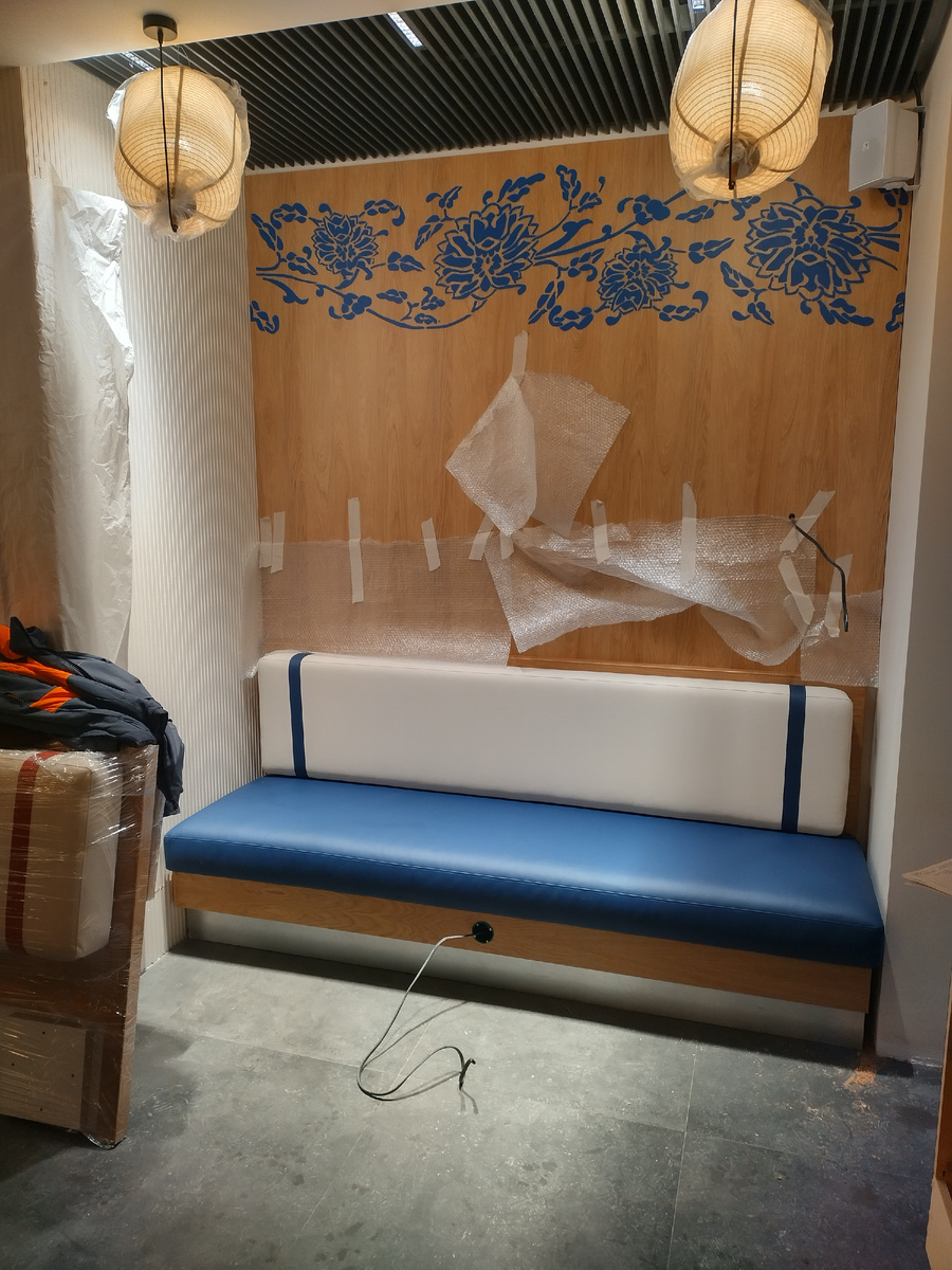 Диван в процессе монтажа