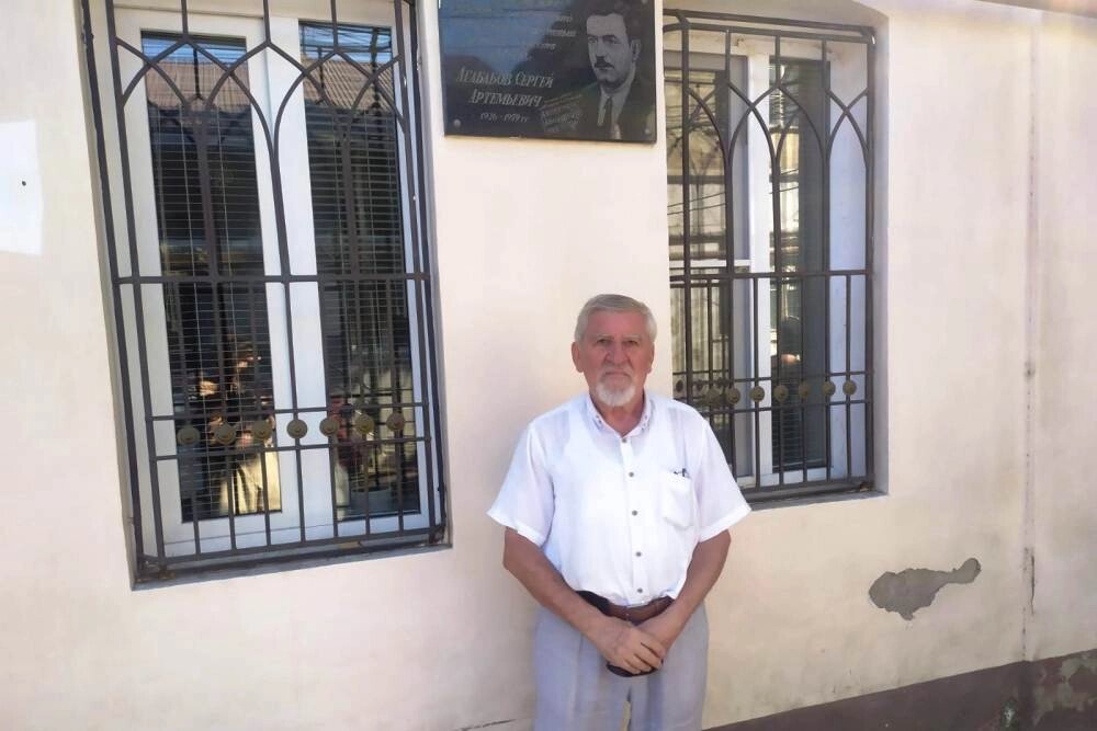    Пианист помнит, как открывали мемориальную доску. Фото: Из личного архива/ Хан Баширов