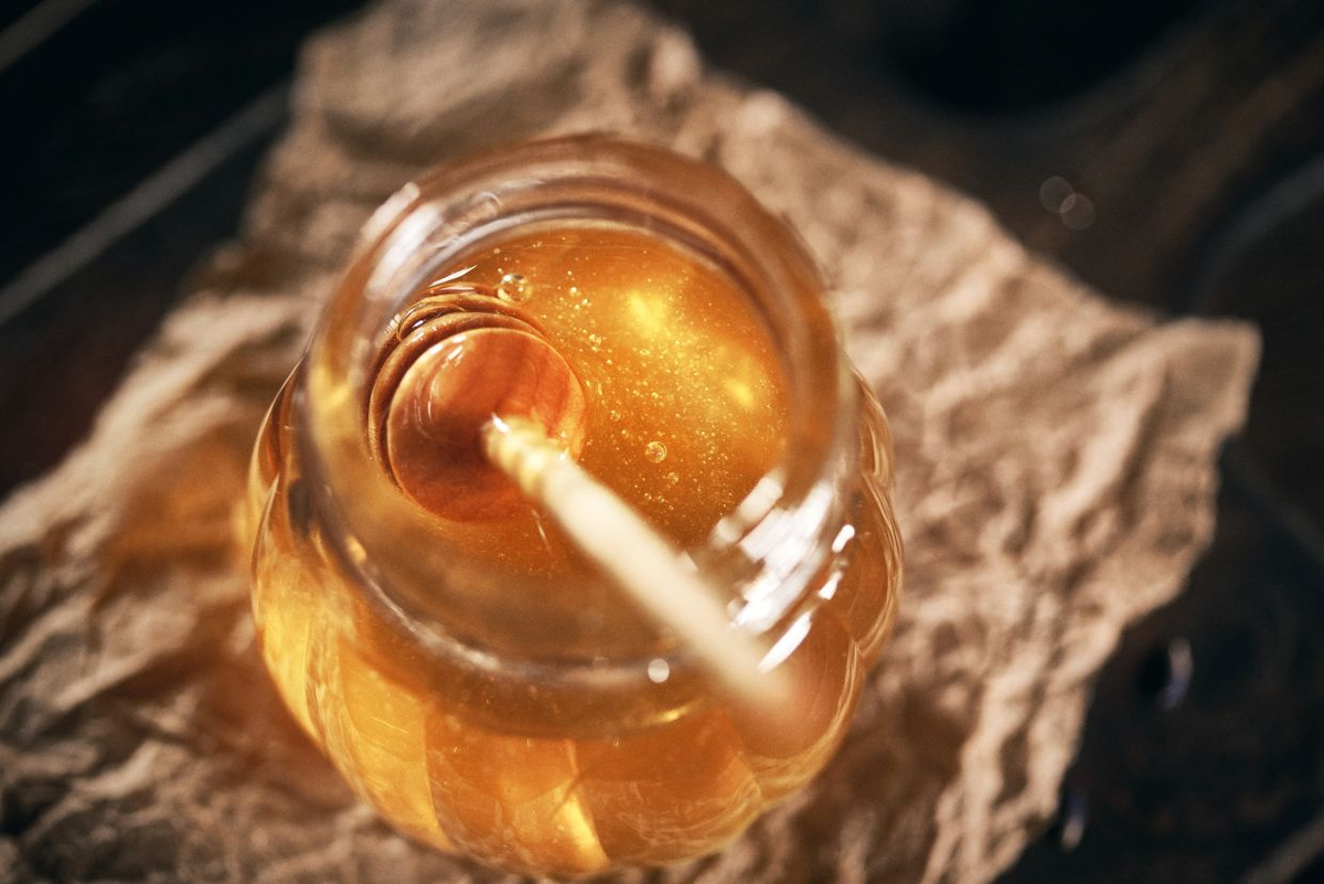 А потом банку открывает, пробует, и сразу лицо меняется...