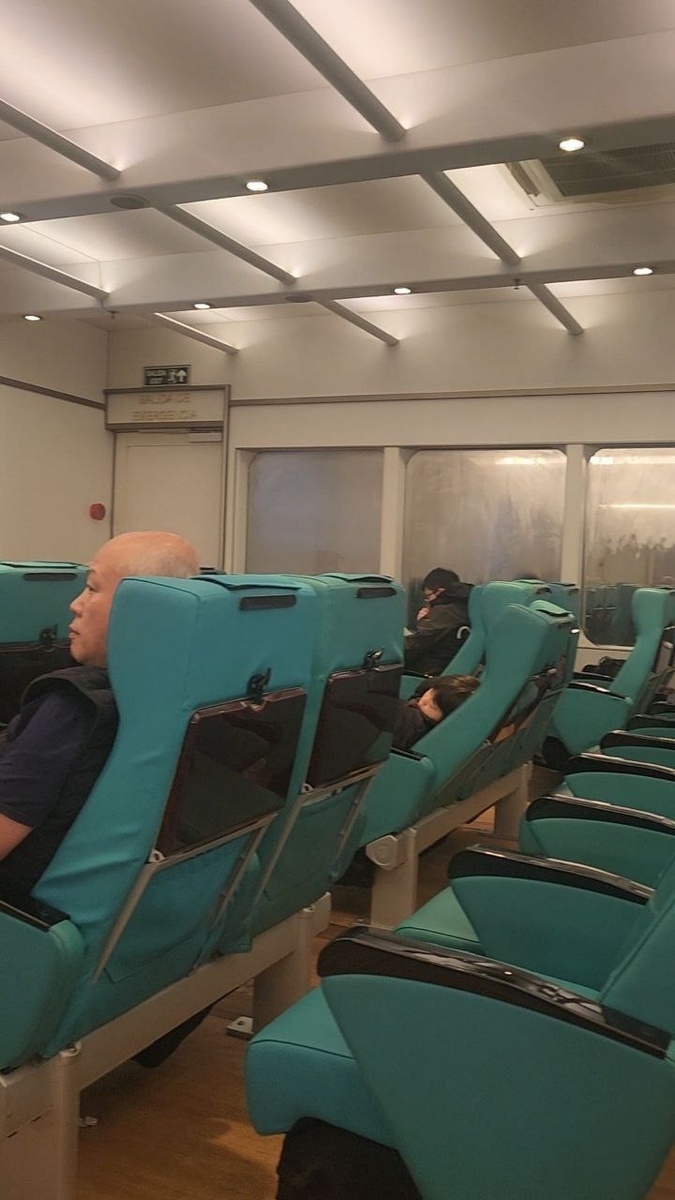 кресла на пароме с откидными столиками 