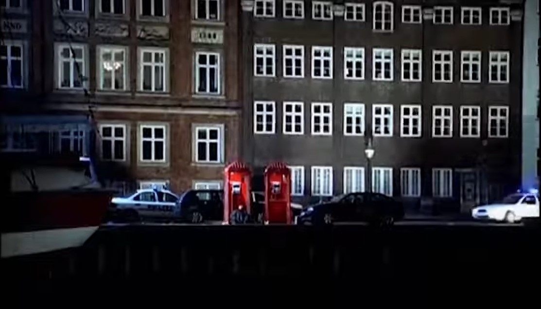 Подстреленный Веласкес, а сзади дом с циферной табличкой