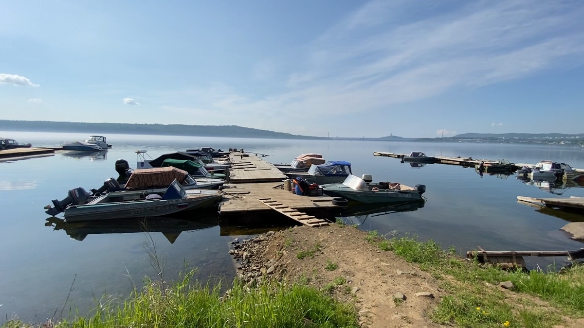 Причал и лодки.