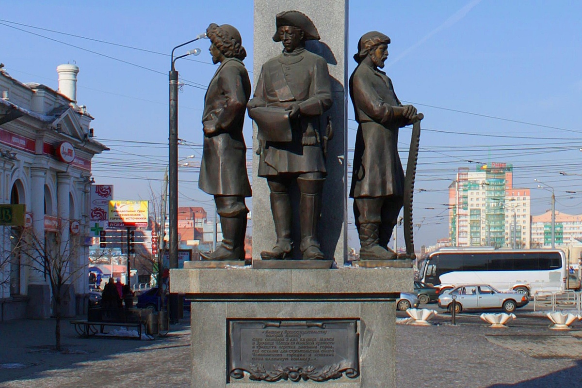 Памятник основателям города в начале пешеходной улицы Кирова в Челябинске