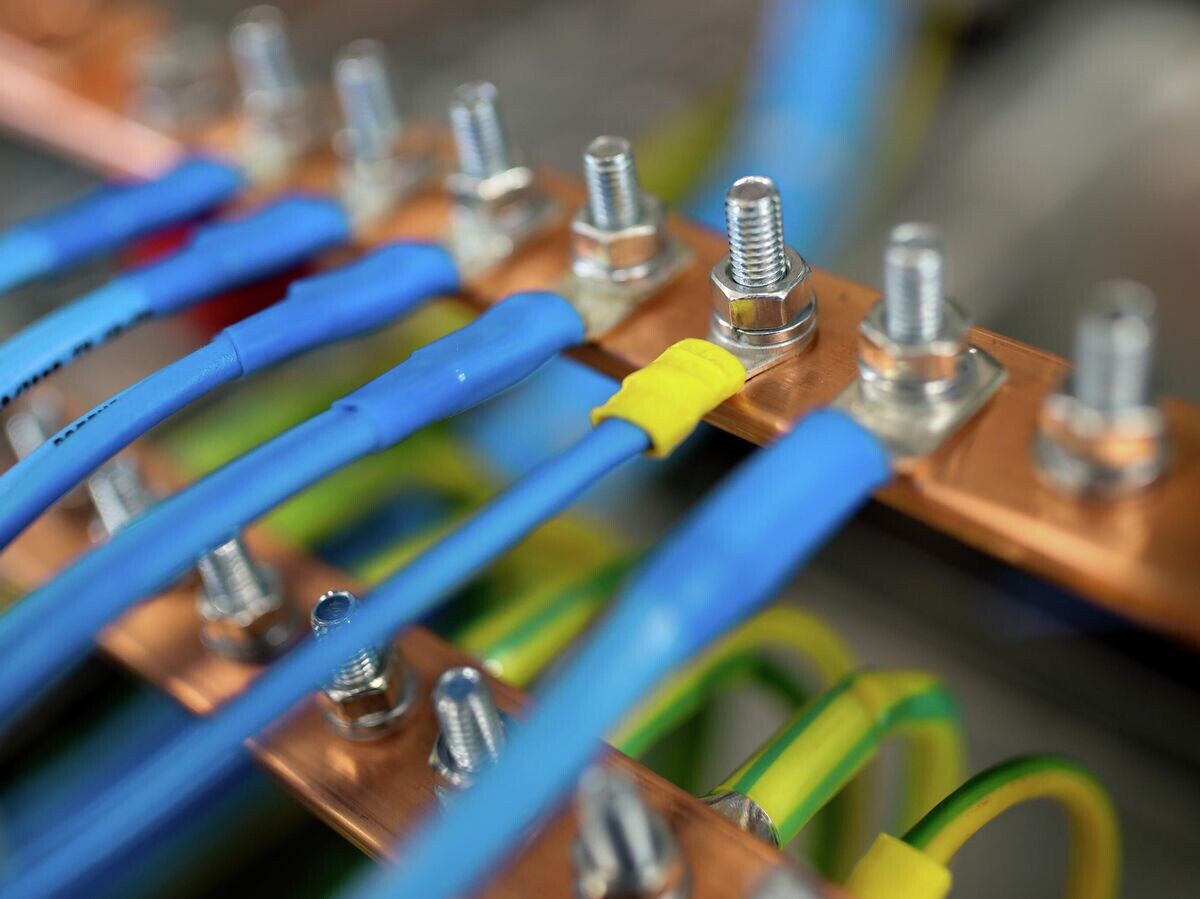    Шина заземления, используемая при монтаже электрощитового оборудования© РИА Новости / Виталий Тимкив