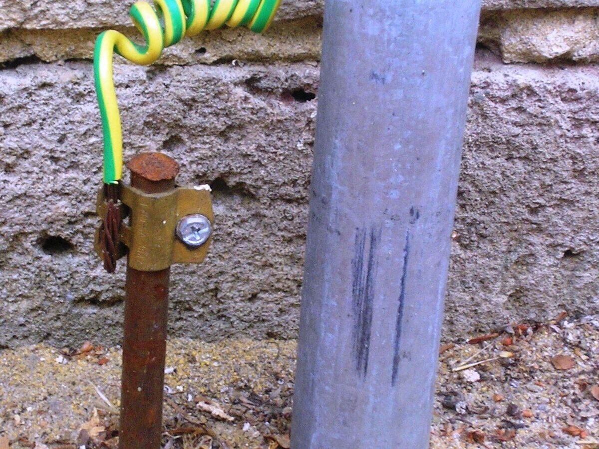    Металлический стержень заземления с присоединенным зелено-желтым проводомCC BY-SA 3.0 / F1jmm /