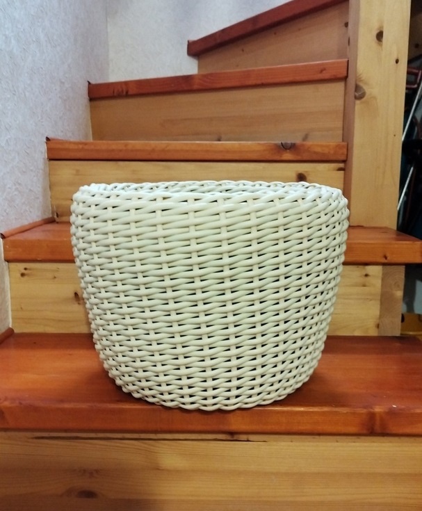 Маленько кривовато, чуток косовато, где-то узелок внутри не такой, но первый блин, как говорится, сами знаете! Если не придираться, то и вполне себе прилично))). С материалом познакомилась, руку набила))).