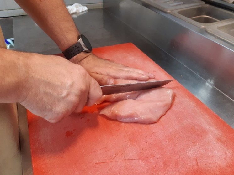     Препараты могут попасть в мясо, потому что вовремя не вывелись из организма животных или птиц. Фото: «МК в Великом Новгороде»