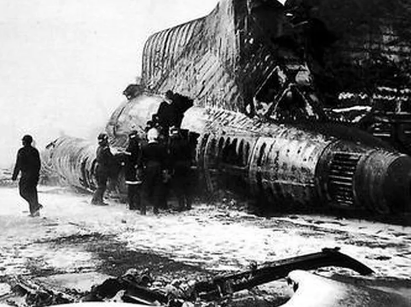 Обугленный хвост Boeing 727 лежит на взлётно-посадочной полосе в Мадриде после столкновения. Источник изображения: Eulixe.com