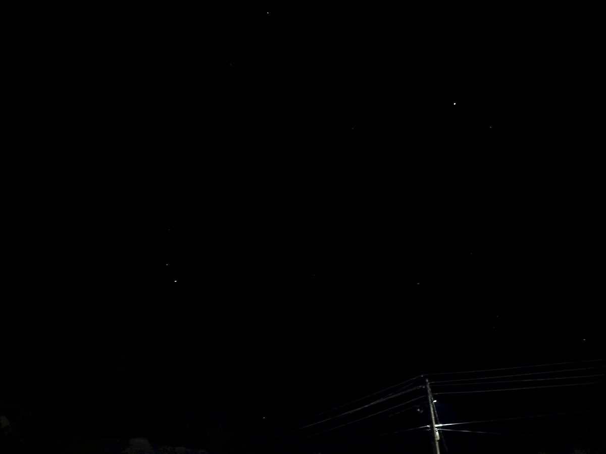 Слева белая точка - Марс, справа - Юпитер.