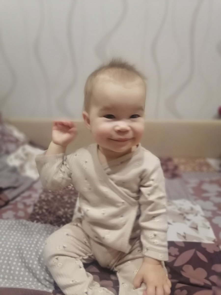 Машет одной рукой