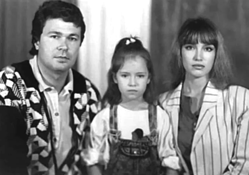 на фото Анна Самохина с мужем и дочерью