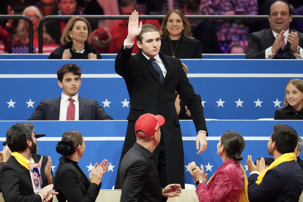     2 метра ростом и путешествует во времени: почему в сети обсуждают Бэррона Трампа - младшего сына президента США