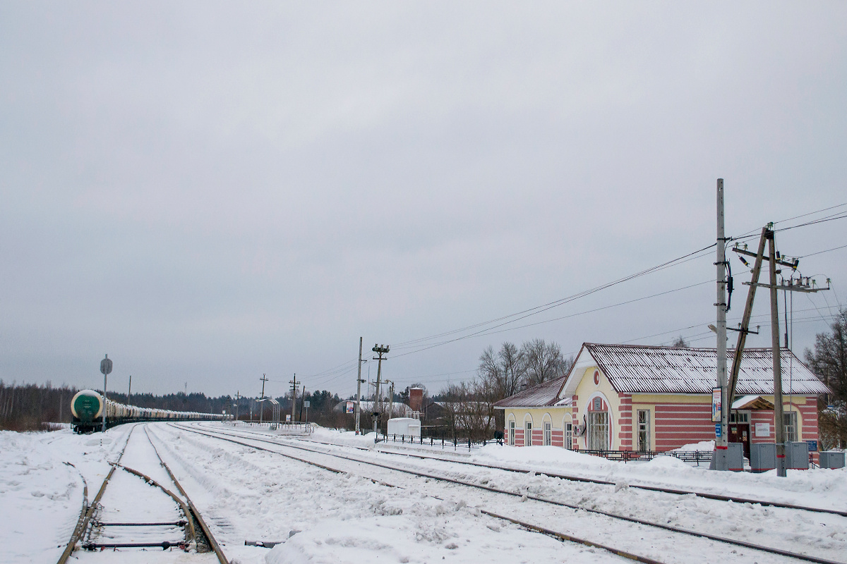 (Как выглядит станция в поселке Куяр в настоящее время)