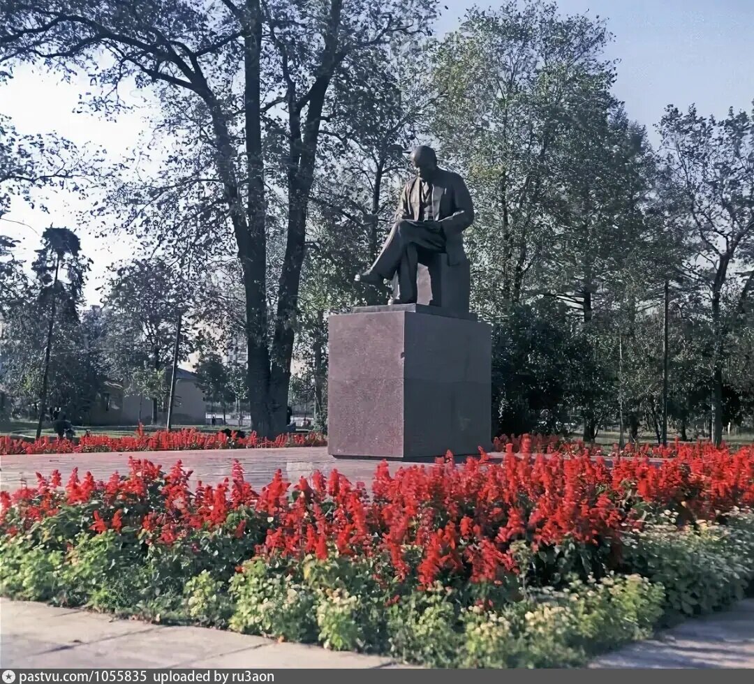 Памятник В.И. Ленину, который  стоял в Гончаровскрм  парке https://pastvu.com/_p/a/a/p/2/ap2hurews8ewm61zf3.jpg
