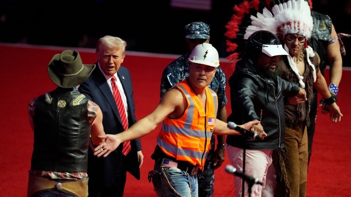 На фото: 47-й президент США Дональд Трамп танцует с группой "Деревенщина" под песню "Y.M.C.A." на митинге в Вашингтоне, предваряющем 60-ю президентскую инаугурацию. 19 января 2025 года.