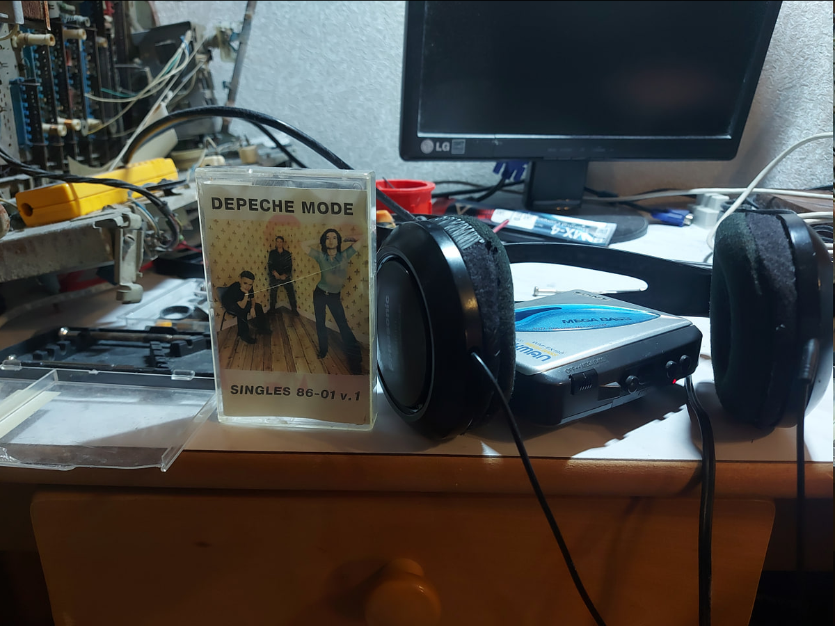 Работает, играет