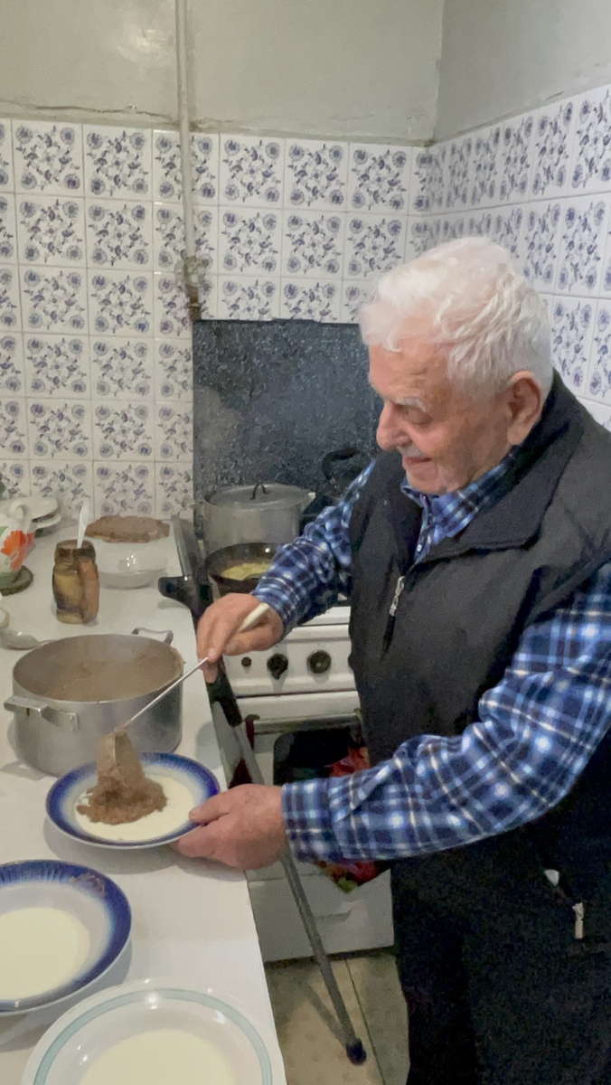 Асатур Базиян разливает готовый хашил