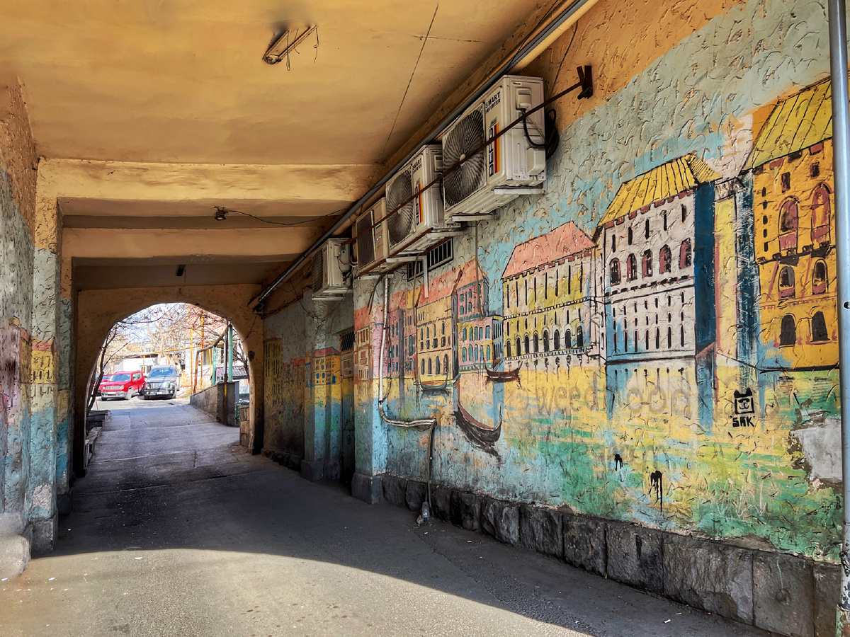 Арка во двор, где расположен хостел. Фото автора 