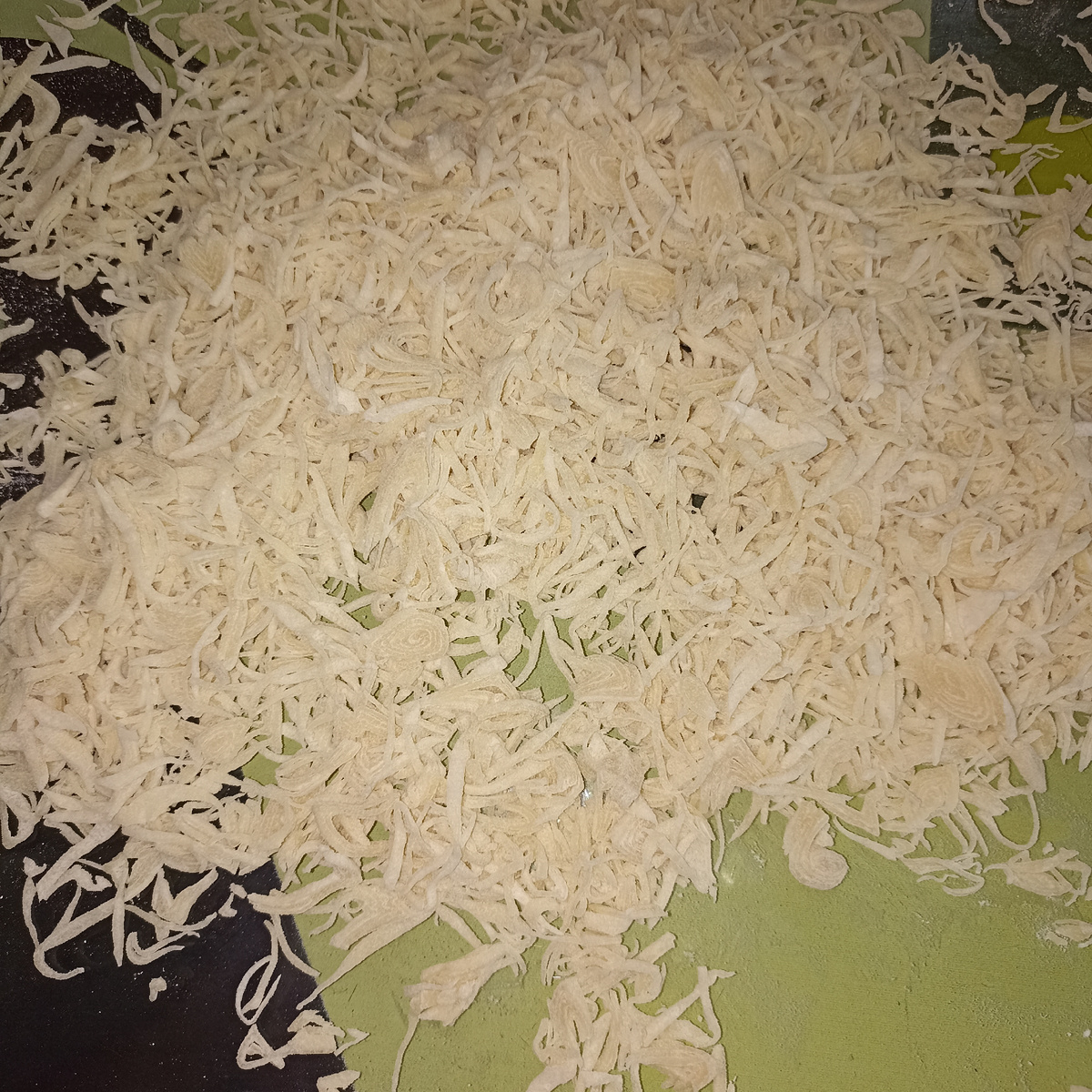 Не совсем конечно тонкая и ажурная, но не тот наверное ещё возраст у меня, чтобы лапша как у бабушки моей получалась. Вот там действительно, настоящая паутинка была. 