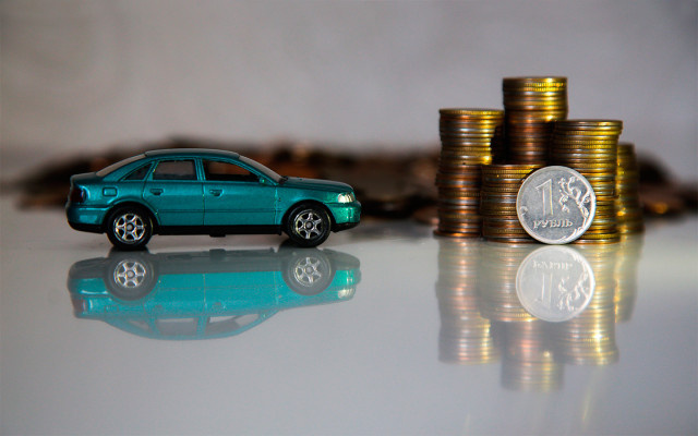 За передвижение на автомобиле с просроченным водительским удостоверением законом предусмотрен штраф от 5 до 15 тысяч рублей. (Фото: Мария Дмитриенко / ТАСС)